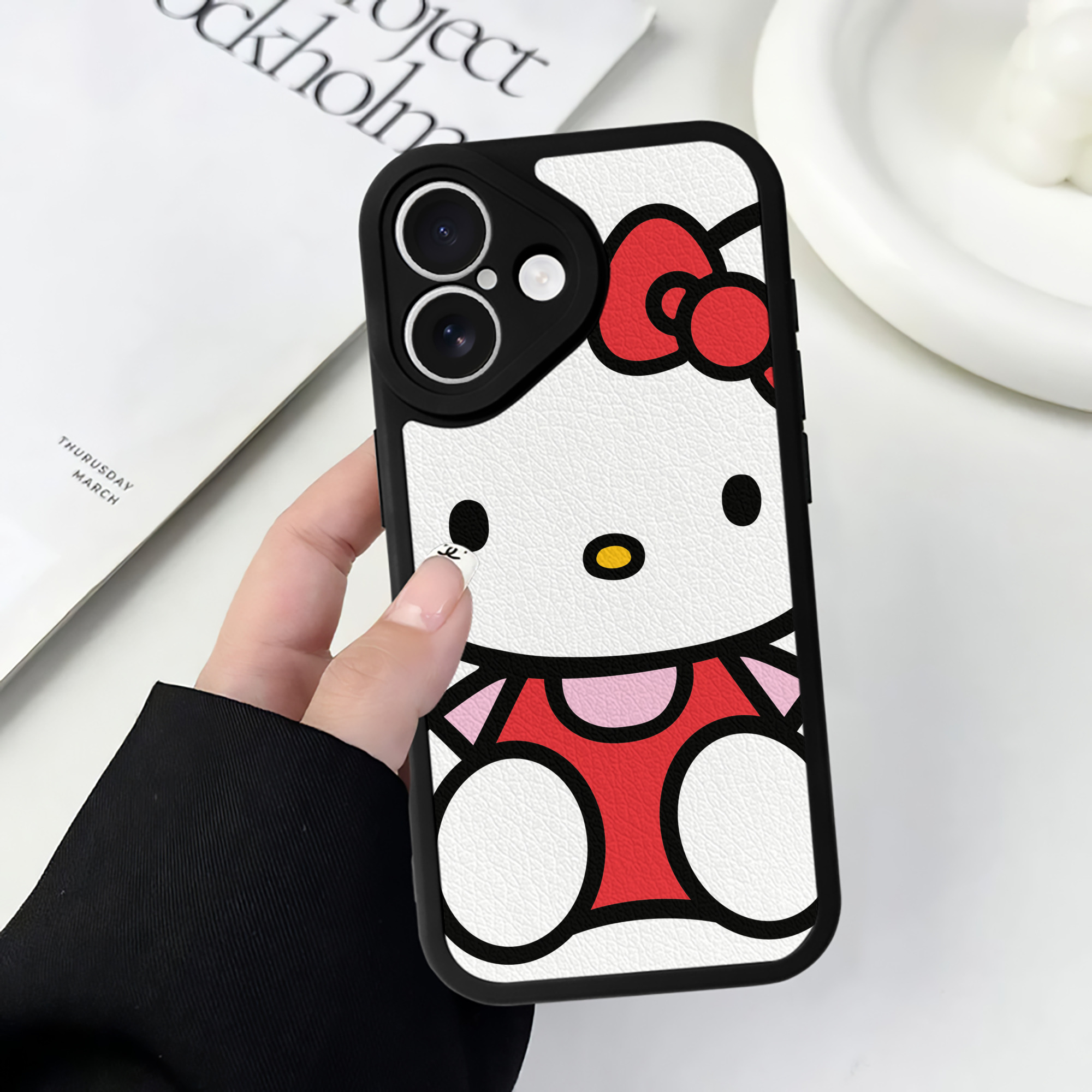 （画像用） Hello Kitty ハローキティ 【iPhone 16シリーズ対応】シリコンスマホケース（レザー調） 材質：シリコン